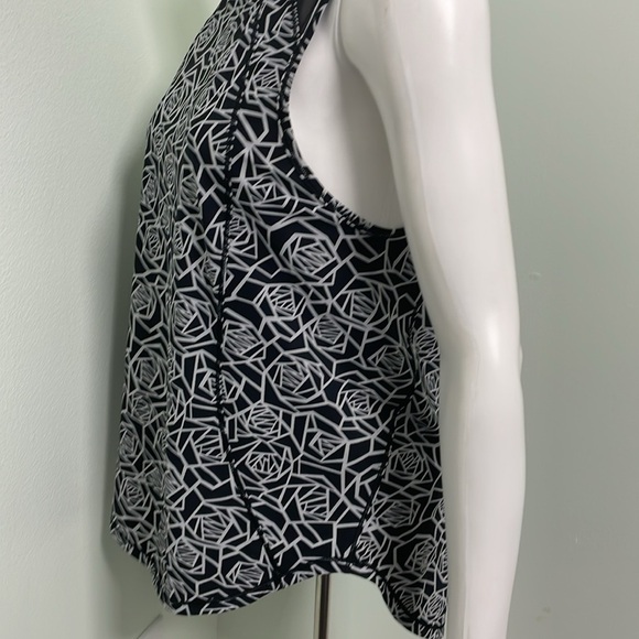 Lululemon Sculpt Posey Black and White Roses Tank size 6 - Picture 7 of 9
